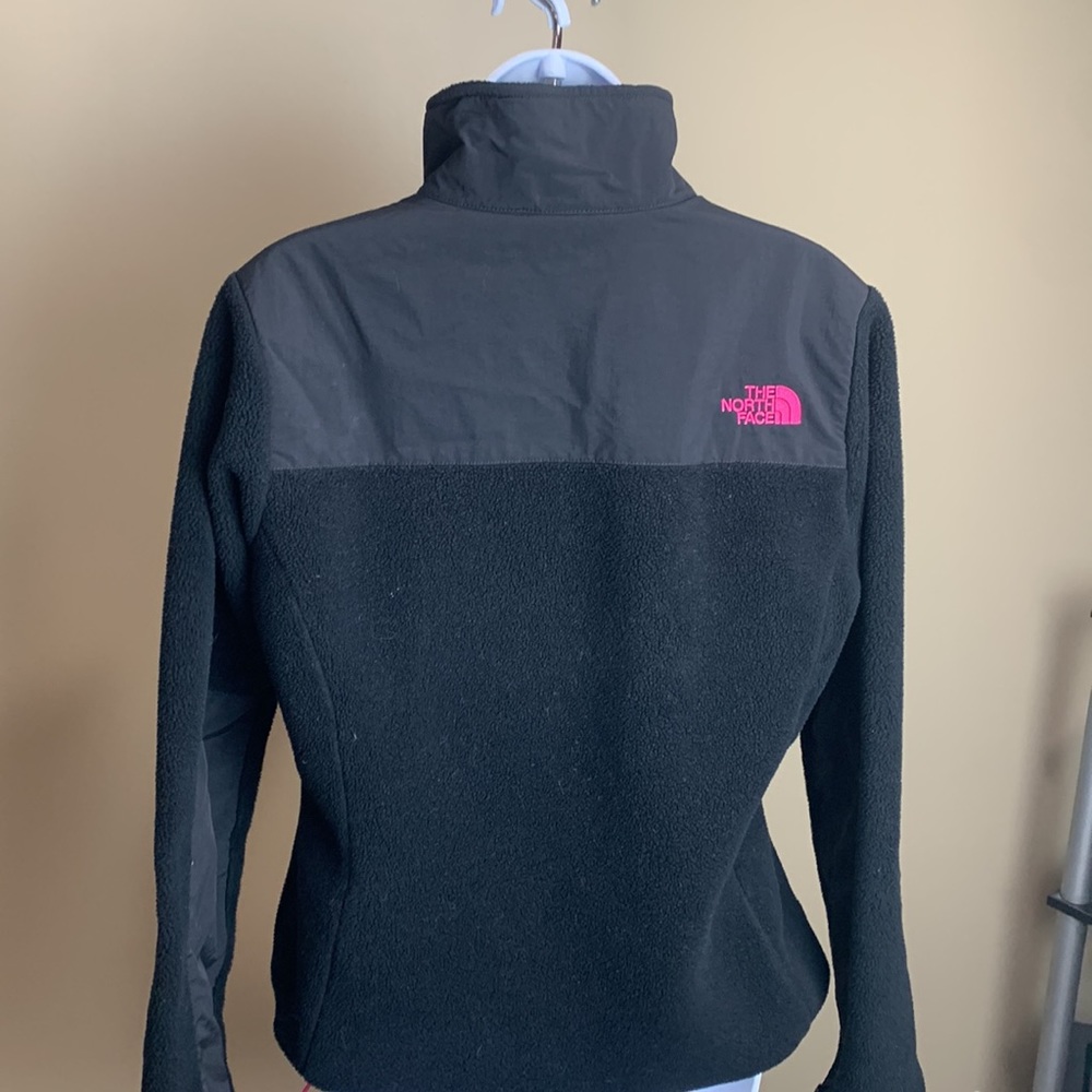 Woman’s Northface Lightweight Jacket - image 4